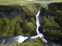 Ein Wasserfall stürtzt in die Fjarðrárgljúfur Schlucht
